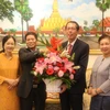 Đại sứ Lê Quý Quỳnh (trái) tặng hoa chúc Đại sứ Houmdaophone Soukhaseum nhân dịp quốc khánh lần thứ 43 của Lào. (Ảnh: Lê Hòa/Vietnam+)