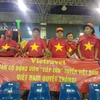 Cổ động viên cổ vũ tuyển Việt Nam đối đầu Philippines ở bán kết lượt đi. (Ảnh: Vietnam+)