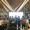 Đại sứ quán Lê Quý Quỳnh tặng hoa cho đội tuyển Việt Nam tại sân bay. (Ảnh: Lương Hòa/Vietnam+)