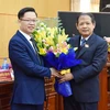 Chủ tịch Ủy ban Nhân dân tỉnh Bắc Kạn Lý Thái Hải chúc mừng đồng chí Đinh Quang Tuyên. (baobackan.org.vn)