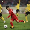 Quang Hải (áo đỏ) đã giành danh hiệu Cầu thủ xuất sắc nhất AFF Suzuki Cup 2018. (Ảnh: Trọng Đạt/TTXVN)