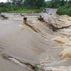Nhiều tuyến đường giao thông ở huyện M’Đrắk bị nước lũ nhấn chìm gây chia cắt do mưa lớn. (Ảnh: TTXVN phát)