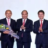 Thủ tướng Nguyễn Xuân Phúc chúc mừng Huấn luyện viên Park Hang-seo vừa giành chức vô địch AFF Suzuki Cup cùng đội tuyển Việt Nam . (Ảnh: Thống Nhất/TTXVN)