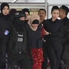 Cảnh sát áp giải nghi phạm Siti Aisyah (giữa) tới tòa án ở ngoại ô Kuala Lumpur, Malaysia ngày 14/12. (Ảnh: AFP/TTXVN)