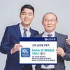 HLV Park Hang-seo và Lương Xuân Trường chụp ảnh quảng cáo cho Shinhan Bank. (Nguồn: Shinhan Bank)