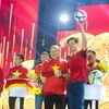 HLV Park Hang-seo tặng công ty Bia Saigon quả bóng với chữ kí các cầu thủ.