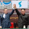 Tổng thống Hàn Quốc Moon Jae-in (trái) và nhà lãnh đạo Triều Tiên Kim Jong-un trong cuộc gặp tại Bình Nhưỡng ngày 19/9. (Ảnh: AFP/TTXVN)