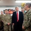 Tổng thống Mỹ Donald Trump (giữa) trong chuyến thăm căn cứ không quân Al Asad ở Iraq ngày 26/12. (Ảnh: AFP/TTXVN)