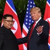 Tổng thống Mỹ Donald Trump (phải) và nhà lãnh đạo Triều Tiên Kim Jong-un tại Hội nghị thượng đỉnh Mỹ-Triều ở Singapore ngày 12/6. (Ảnh: AFP/TTXVN)