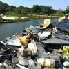 Phế thải công nghiệp bị các đối tượng đổ trộm tại hồ Cây Khế, thuộc Khu di tích lịch sử Quốc gia đặc biệt Đền Hùng. (Ảnh: Trung Kiên/TTXVN)