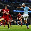 Aguero (áo xanh) mở đầu chiến thắng cho Liverpool. (Nguồn: Reuters)