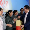 Phó Thủ tướng Vương Đình Huệ trao quà tết cho người lao động tỉnh Kon Tum. (Ảnh: Cao Nguyên/TTXVN)