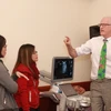 Giáo sư Dietrich Christoph, trưởng khoa Nội 2, Bệnh viện Caritas của CHLB Đức giới thiệu hệ thống siêu âm Acuso Sequoia.
