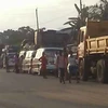 Các phương tiện trên con đường nguy hiểm ở Cameroon. (Nguồn: journalducameroun)