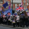 Người dân tuần hành ủng hộ và phản đối Brexit bên ngoài tòa nhà Quốc hội Anh. (Ảnh: AFP/TTXVN)