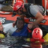 Nhân viên cứu hộ nỗ lực cứu một người di cư trên Địa Trung Hải ngày 17/7/2018. (Ảnh: AFP/TTXVN)