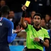 Trọng tài Mohammed Abdulla Hassan Mohamed từng rút thẻ vàng phạt Pogba ở World Cup 2018. (Nguồn: Reuters)