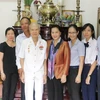 Chủ tịch Quốc hội Nguyễn Thị Kim Ngân thăm gia đình Anh hùng Lực lượng vũ trang nhân dân Nguyễn Hữu Phước. (Ảnh: Hồng Giang/TTXVN)