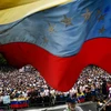 Những người ủng hộ lực lượng đối lập Venezuela tuần hành phản đối Chính phủ tại thủ đô Caracas ngày 23/1. (Ảnh: AFP/TTXVN)