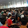 Cận cảnh sân bay Tân Sơn Nhất kẹt cứng người về quê ăn Tết