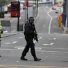 Cảnh sát điều tra tại hiện trường một vụ tấn công bằng dao ở London, Anh. (Ảnh: AFP/TTXVN)