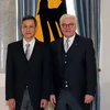 Đại sứ Nguyễn Minh Vũ (trái) và Tổng thống Frank-Walter Steinmeier. (Ảnh: Phạm Thắng/TTXVN)