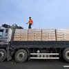 Xe tải của Hàn Quốc chở bột mì viện trợ cho Triều Tiên. (Ảnh: AFP/TTXVN)