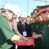 Bộ trưởng Bộ Quốc phòng Ngô Xuân Lịch kiểm tra tại khu vực xử lý đất đá nhiễm dioxin tại sân bay Biên Hòa. (Ảnh: Sỹ Tuyên/TTXVN)