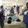 Các em học sinh nghi bị ngộ độc thực phẩm được cấp cứu tại Bệnh viện đại học Y dược Shing Mark. (Ảnh: Lê Xuân/TTXVN)