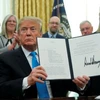 Tổng thống Mỹ Donald Trump ký sắc lệnh. (Nguồn: Reuters)