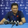 Huấn luyện viên Nguyễn Quốc Tuấn trả lời tại cuộc họp báo sau trận đấu. (Ảnh: Minh Hưng/TTXVN)