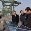 Đại sứ Đặng Minh Khôi thăm cảng Thiên Tân. (Ảnh: Anh Tuấn/TTXVN)