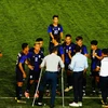 Huấn luyện viên U22 Campuchia (chống nạng) chỉ đạo các cầu thủ. (Ảnh: TTXVN) 