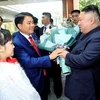 Chủ tịch UBND Thành phố Hà Nội Nguyễn Đức Chung đón, tặng hoa chào mừng Chủ tịch Triều Tiên Kim Jong-un, tại khách sạn Melia. (Ảnh: Nhan Sáng/TTXVN)