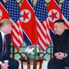 Tổng thống Mỹ Donald Trump (trái) trong cuộc gặp Chủ tịch Triều Tiên Kim Jong-un. (Ảnh: AFP/TTXVN)