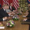 Tổng thống Mỹ Donald Trump (thứ 2, trái) và Chủ tịch Triều Tiên Kim Jong-un (thứ 2, phải) tại cuộc họp mở rộng với các quan chức hai nước trong ngày thứ hai của Hội nghị thượng đỉnh Mỹ-Triều lần hai ở Hà Nội, ngày 28/2. (Ảnh: AFP/TTXVN)