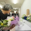 Người thân các nạn nhân đặt hoa tưởng niệm tại ga Kasumigaseki. (Nguồn: Kyodo)