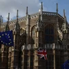 Cờ Anh (phải) và cờ EU (trái) tại London, ngày 14/3. (Ảnh: THX/ TTXVN)