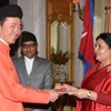Đại sứ Phạm Sanh Châu trình Quốc thư lên Tổng thống Nepal Bidya Devi Bhandari. (Ảnh: Huy Lê/TTXVN)