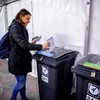 Cử tri bỏ phiếu trong cuộc bầu cử địa phương tại một điểm bầu cử ở Rotterdam, Hà Lan. (Ảnh: AFP/TTXVN)