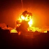 Khói lửa bốc lên sau một cuộc không kích của Israel xuống thành phố Gaza tối 25/3/2019. (Ảnh: THX/ TTXVN)