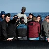 Người di cư chờ được cứu trên biển ngoài khơi Libya, ngày 12/5/2018. (Ảnh: AFP/TTXVN)
