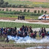 Người biểu tình Palestine xung đột với binh sỹ Israel tại khu vực hàng rào biên giới Israel- Gaza ngày 30/3. (Ảnh: THX/TTXVN)
