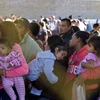Người di cư Trung Mỹ tại một nhà kho được dùng làm lều tạm ở Piedras Negras, bang Coahuila, Mexico, trong hành trình tới Mỹ. (Ảnh: AFP/TTXVN)