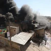 Khói bốc lên sau các cuộc không kích ở thị trấn Khan Sheikhun, tỉnh Idlib, Syria ngày 19/2. (Ảnh: AFP/TTXVN)