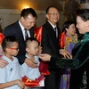 Cán bộ, nhân viên Đại sứ quán Việt Nam ở Qatar đón Chủ tịch Quốc hội Nguyễn Thị Kim Ngân. (Ảnh: Trọng Đức/TTXVN)