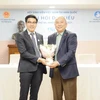 Đại sứ Nguyễn Vũ Tú (phải) chức mừng tân chủ tịch hội Sinh viên Việt Nam tại Hàn Quốc. (Ảnh: Trần Phương/Vietnam+)