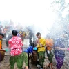 Người dân Thái Lan đón Lễ hội cổ truyền Songkran tại Ayutthaya ngày 11/4. (Ảnh: THX/TTXVN)