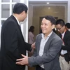 Chủ tịch UBND tỉnh Quảng Ninh Nguyễn Đức Long đón Tổng Giám đốc TTXVN Nguyễn Đức Lợi. (Ảnh: Minh Quyết/TTXVN)