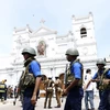 Lực lượng an ninh gác bên ngoài một nhà thờ ở Colombo, Sri Lanka, sau loạt vụ nổ ngày 21/4. (Ảnh: THX/TTXVN)